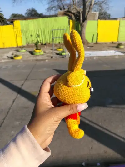 Muñeco de conejo amarillo tejido - miniatura 4