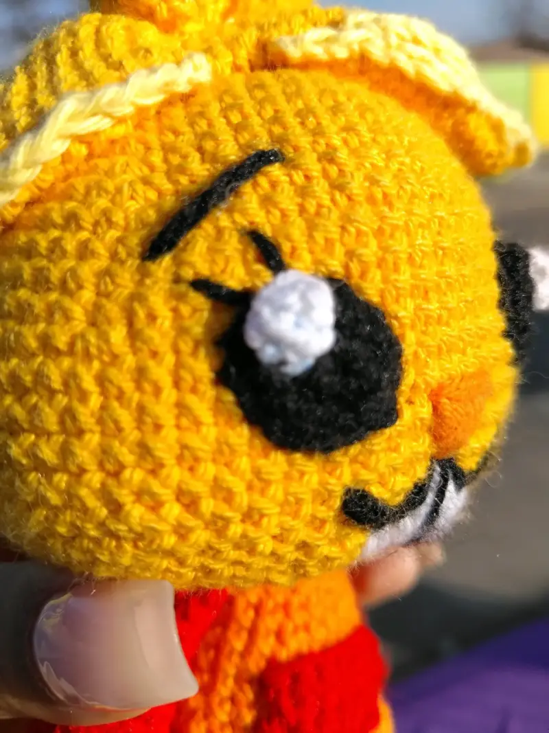 Muñeco de conejo amarillo tejido - 5