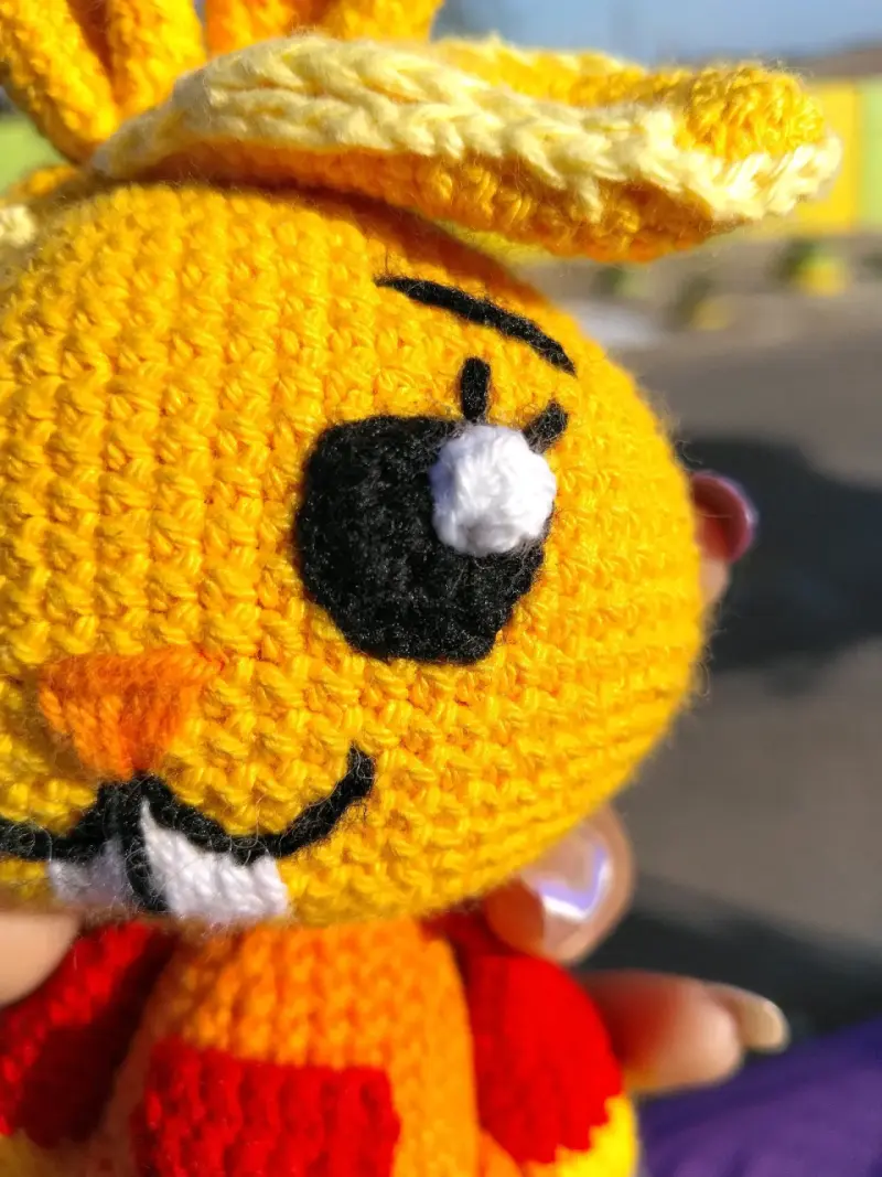 Muñeco de conejo amarillo tejido - 6