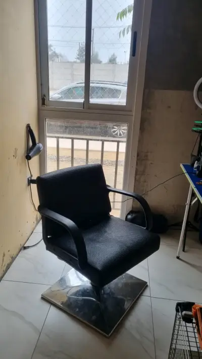 Silla de peluquería negra - miniatura 1