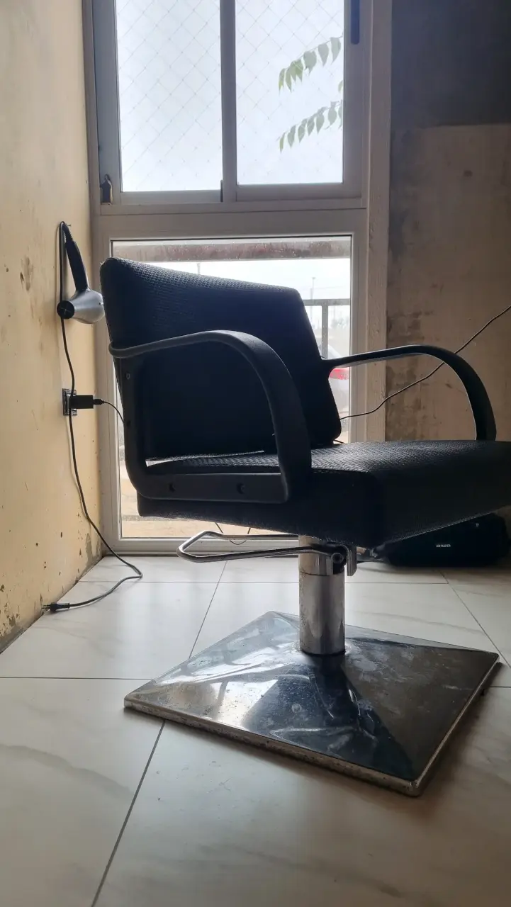 Silla de peluquería negra - 2