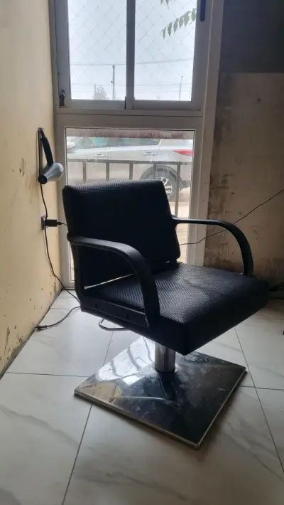 Silla de peluquería negra - miniatura 3