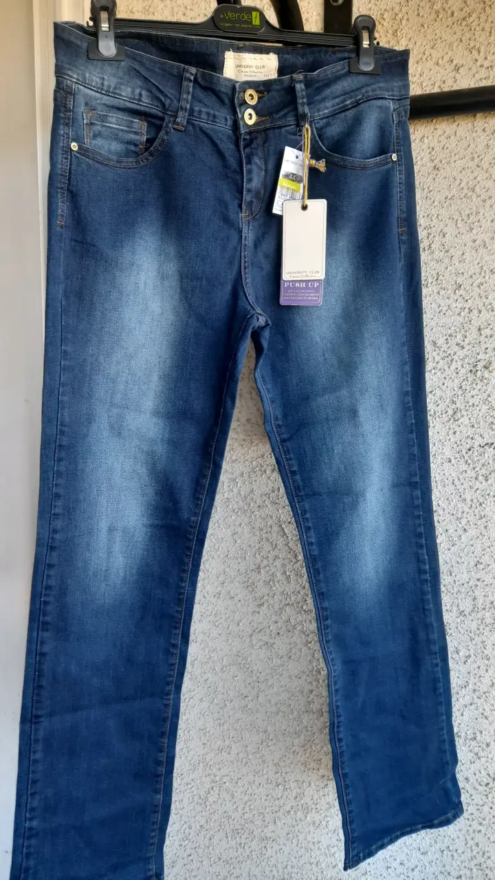 Jeans azul con etiquetas - 1