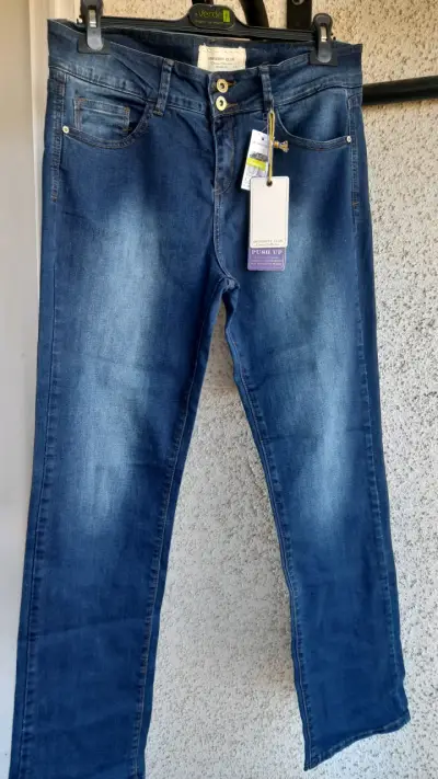 Jeans azul con etiquetas - miniatura 1
