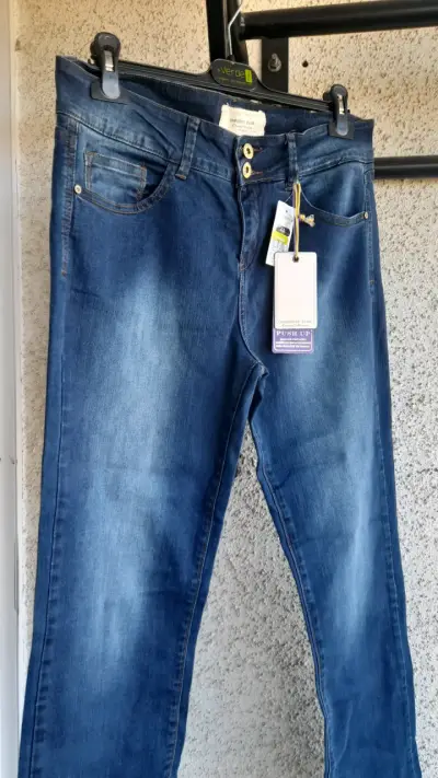 Jeans azul con etiquetas - miniatura 2