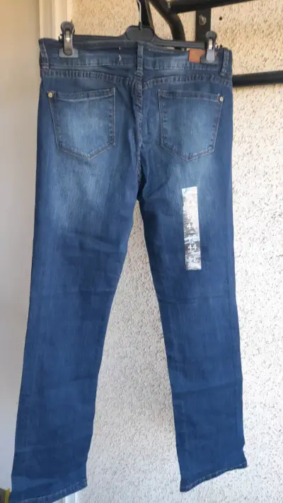 Jeans azul con etiquetas - miniatura 4