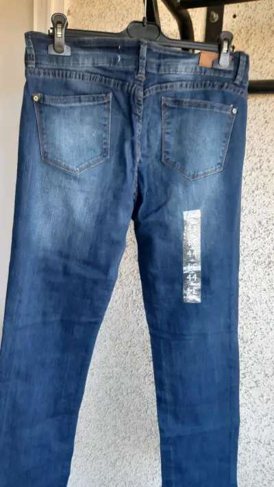 Jeans azul con etiquetas - miniatura 5