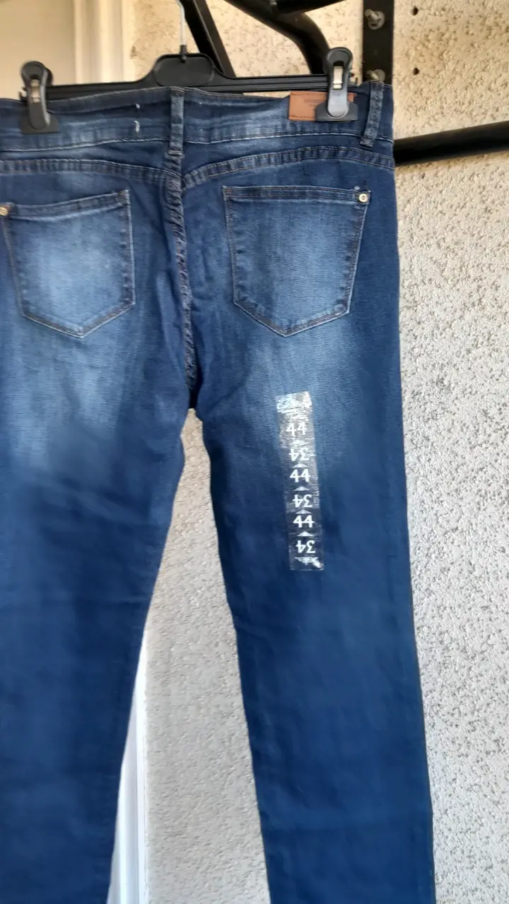 Jeans azul con etiquetas - 6