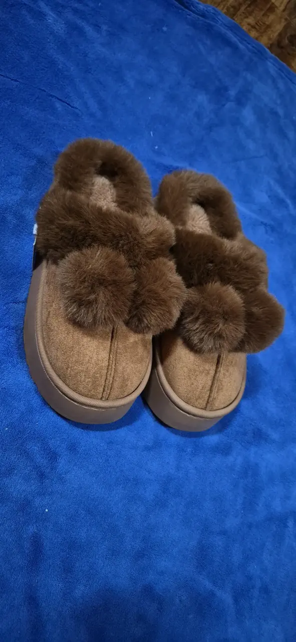Pantuflas marrones peludas