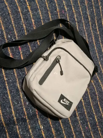 Polerón negro Real Madrid Y Cartera Nike - miniatura 4
