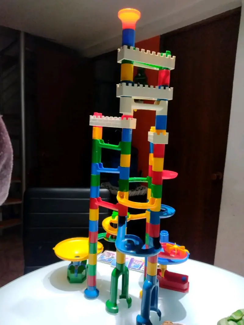 Torre de canicas colorida - 1
