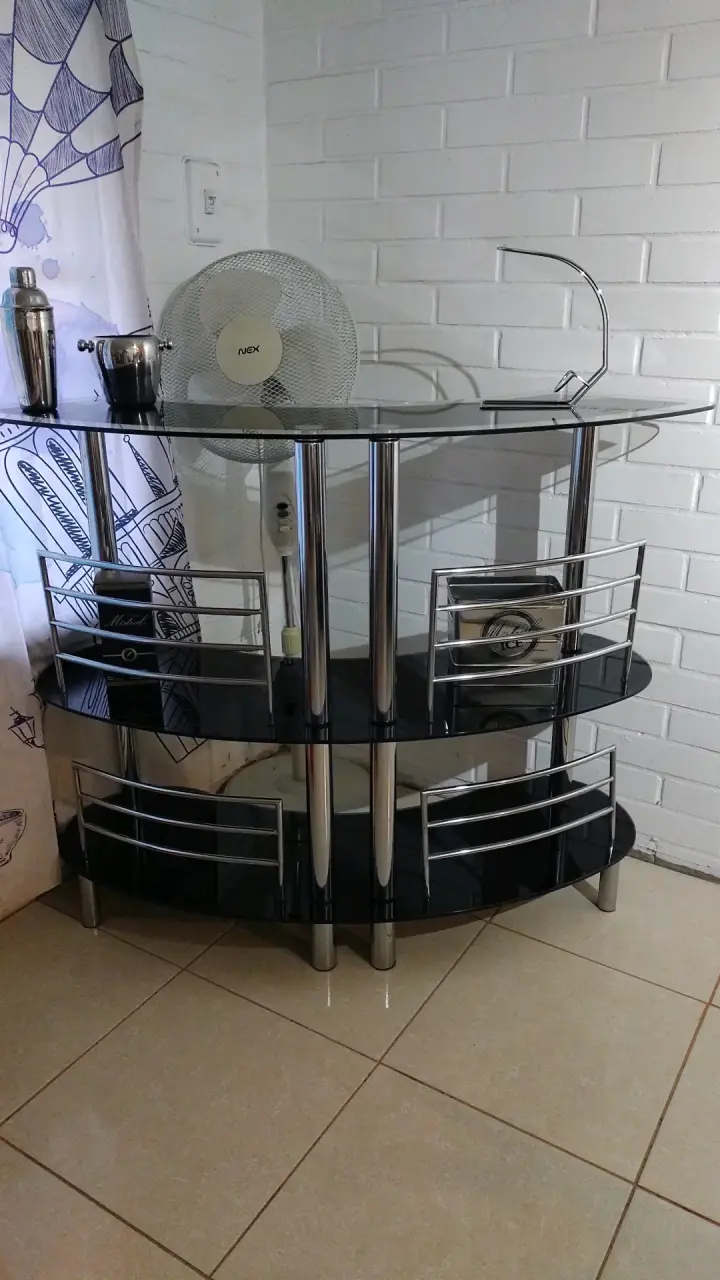 Bar de vidrio y metal - 1