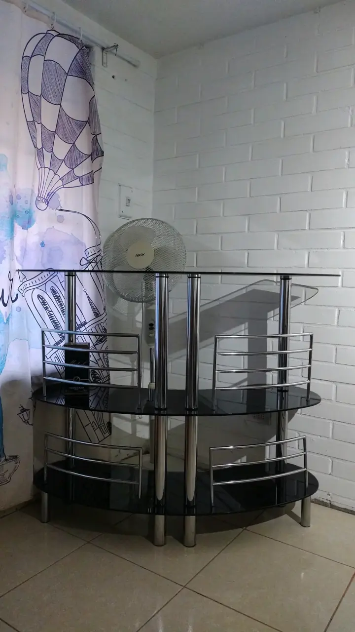 Bar de vidrio y metal - 2