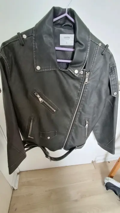 Chaqueta de cuero negra - miniatura 5