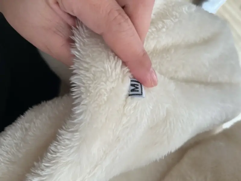 Chaqueta peluda blanca con cierre - 3