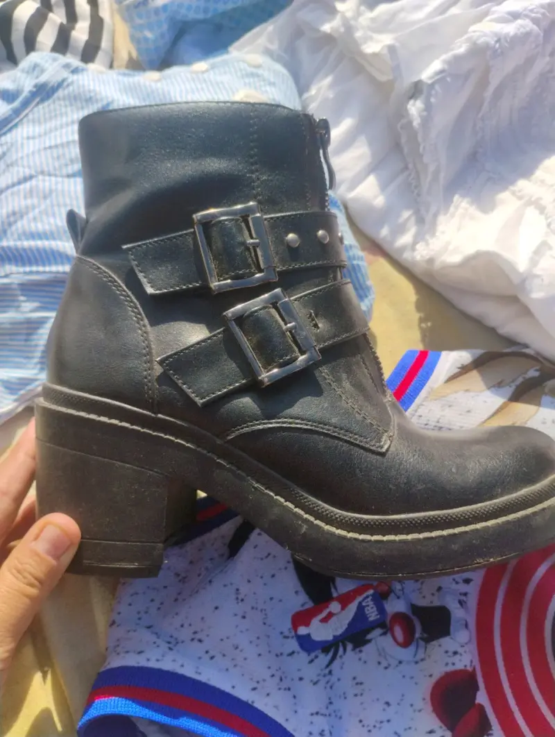 Botines negros con hebillas - 1