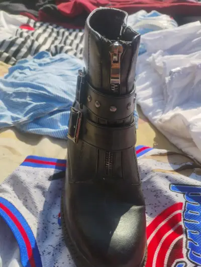 Botines negros con hebillas - miniatura 2