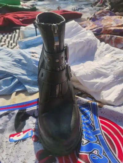 Botines negros con hebillas - miniatura 4