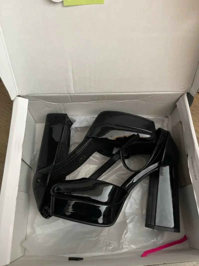 Tacones negros charol - 1