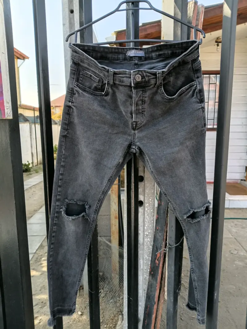 Jeans negros Zara con roturas