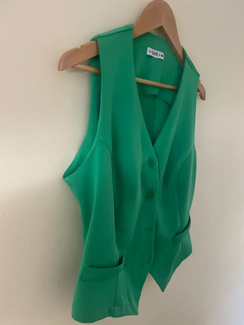 Chaleco verde sin mangas marca Give - 5