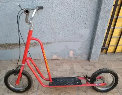 Scooter rojo todoterreno/ Monopatín rojo - miniatura 1