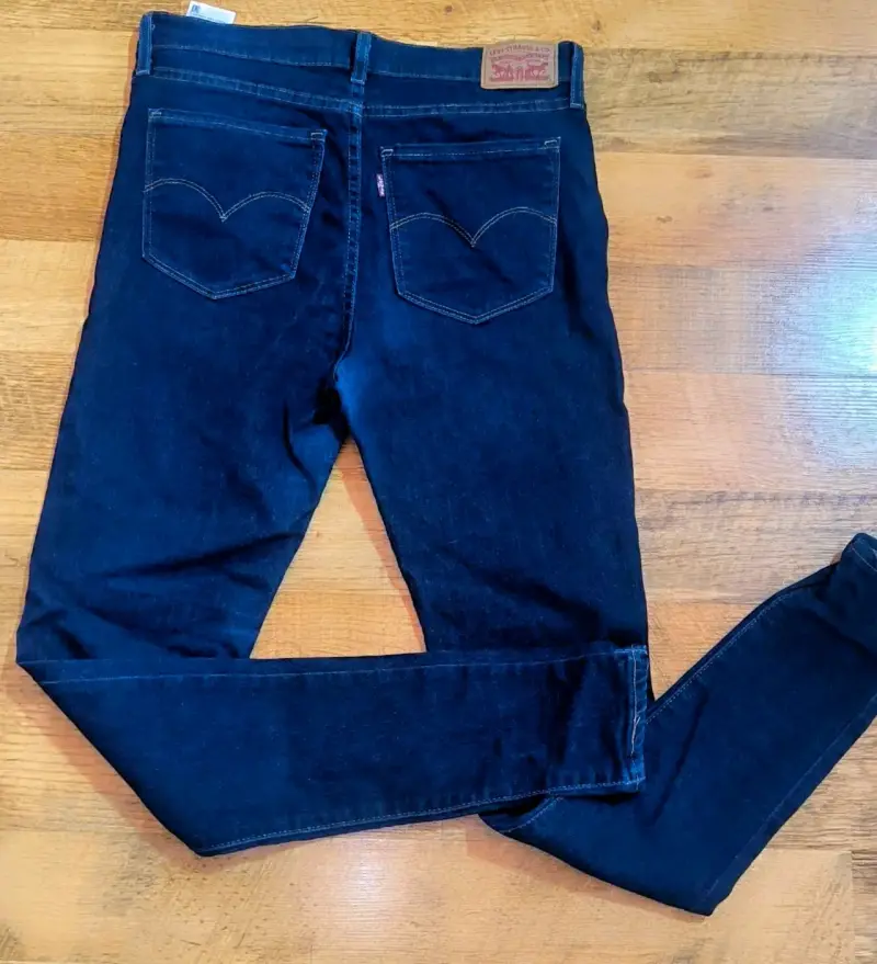 Jeans azul oscuro de mujer