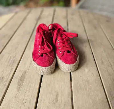 Zapatillas rojas talla 35 con plataforma - miniatura 1