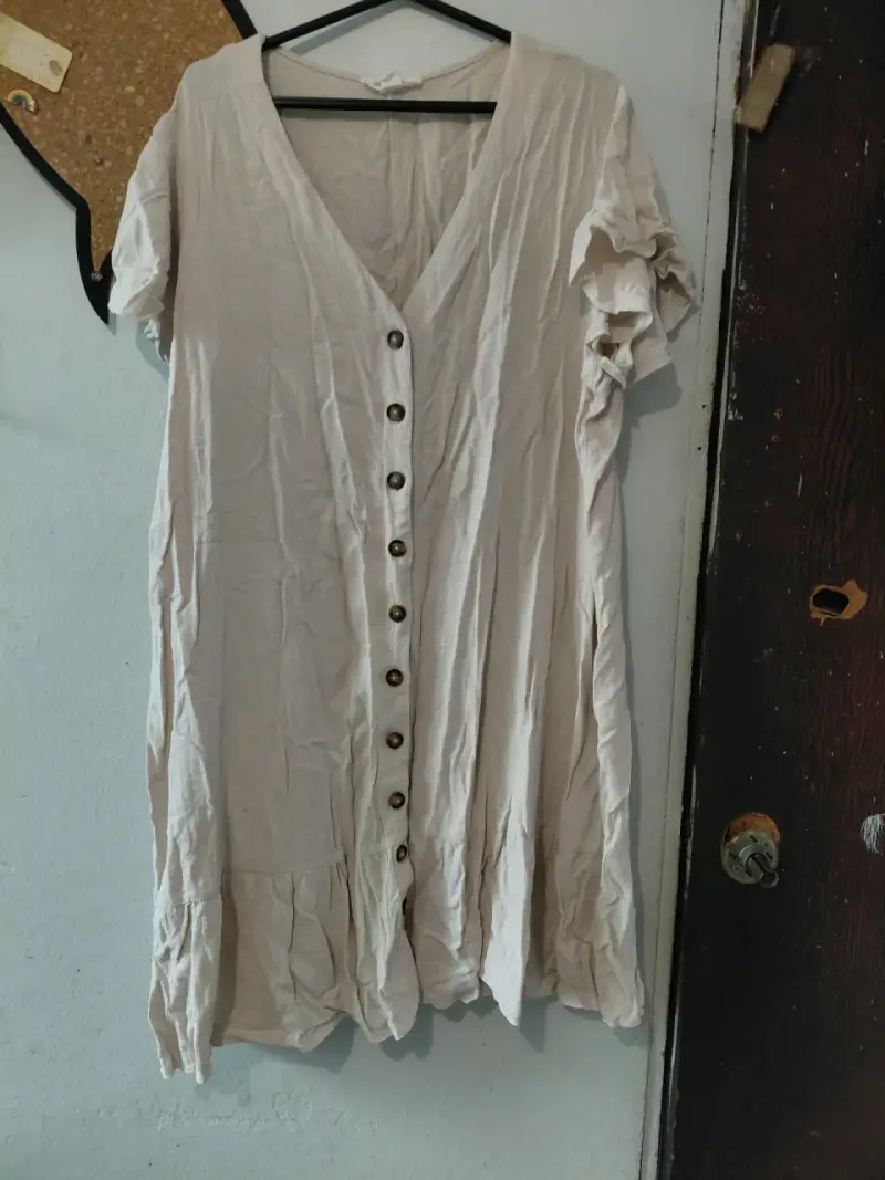 Vestido beige con botones - 1