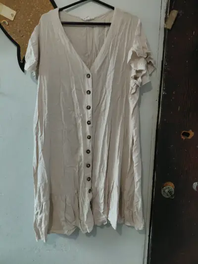 Vestido beige con botones - miniatura 1