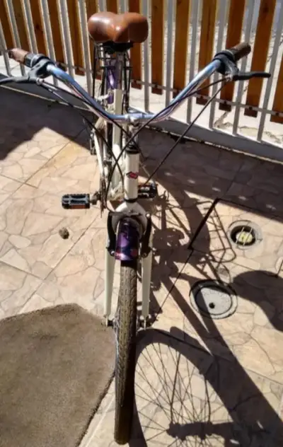 Bicicleta clásica beige - miniatura 2
