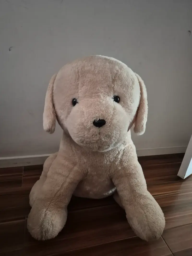 Peluche gigante de perro beige