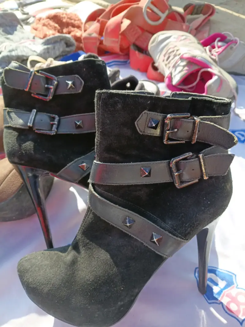Botines de tacón con hebillas negras