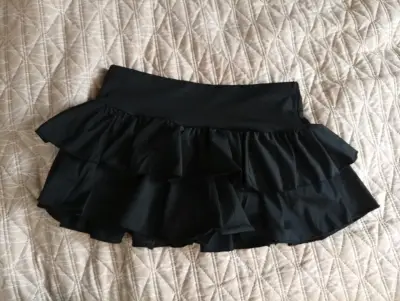 Mini falda negra con vuelos - miniatura 1