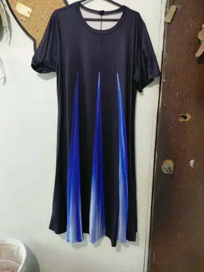 Vestido negro con diseño azul - miniatura 1
