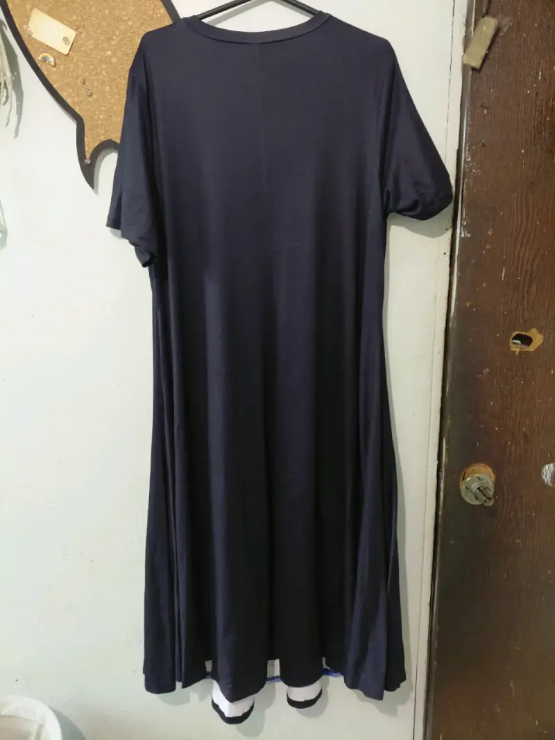 Vestido negro con diseño azul - 2