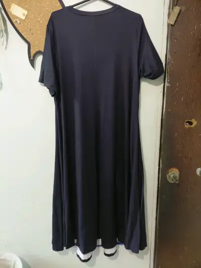 Vestido negro con diseño azul - miniatura 2