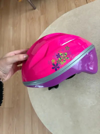 Casco infantil rosa con flores - miniatura 1