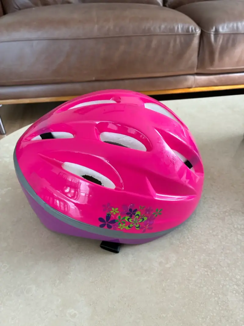 Casco infantil rosa con flores - 2