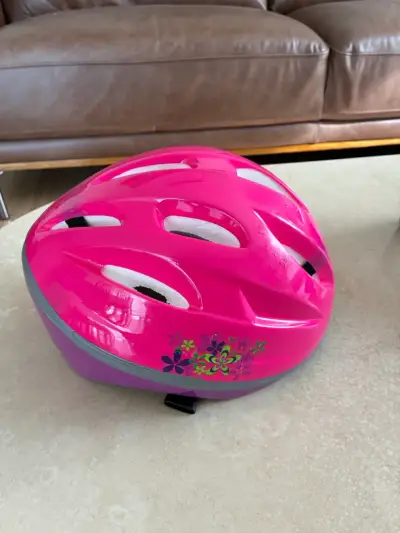 Casco infantil rosa con flores - miniatura 2