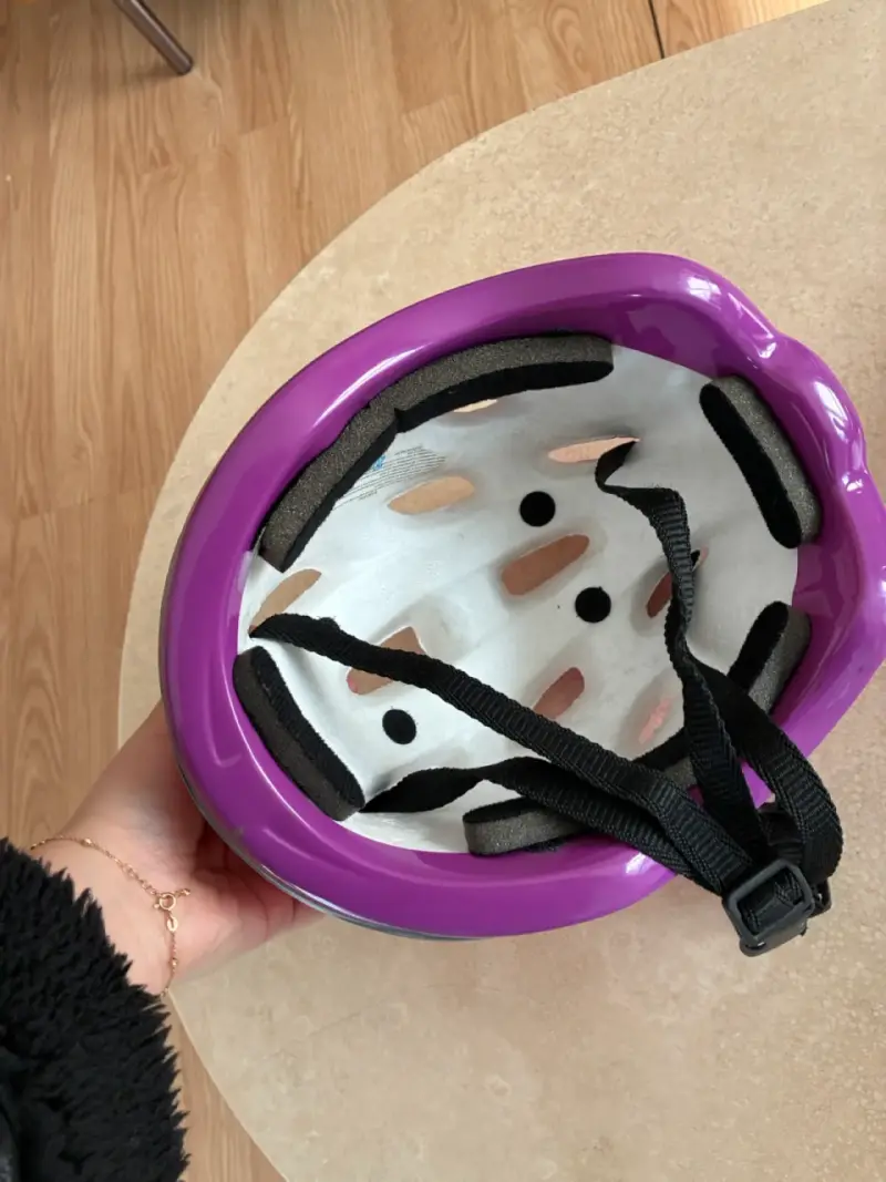 Casco infantil rosa con flores - 3