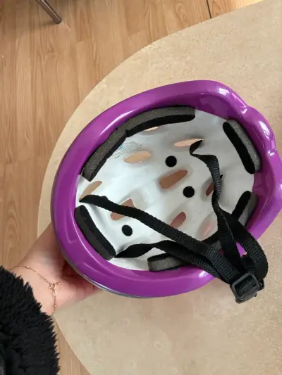 Casco infantil rosa con flores - miniatura 3