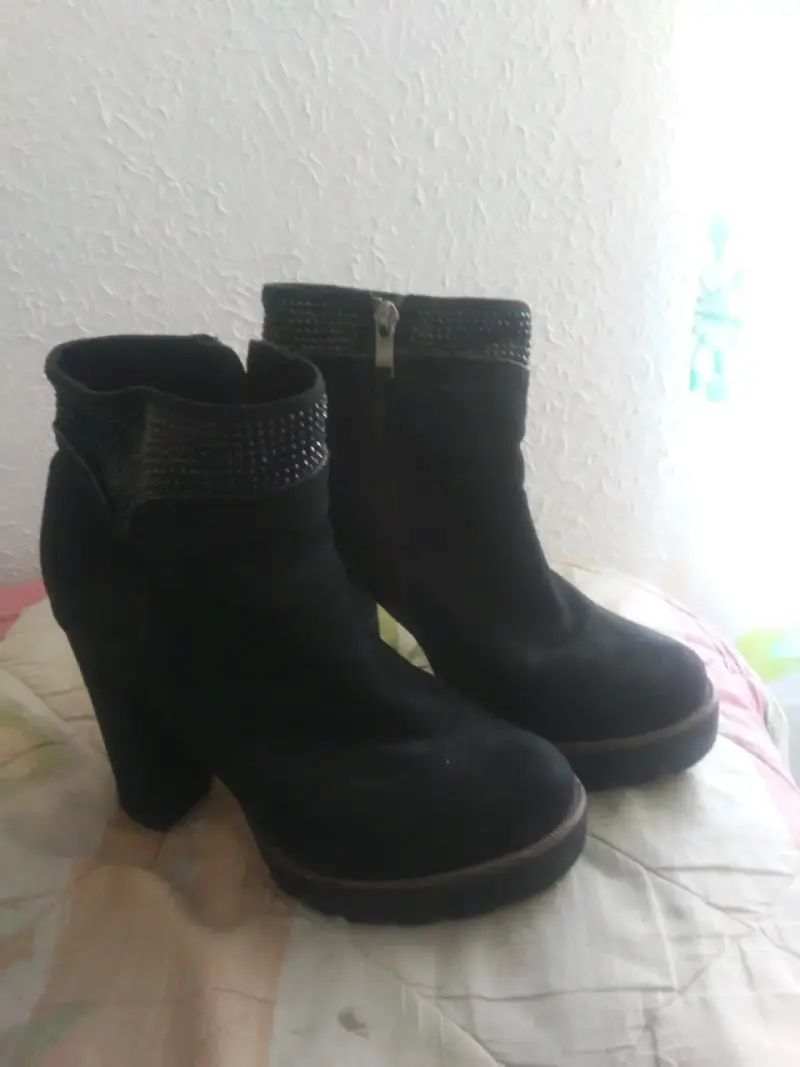Botines negros con tacón alto - 1
