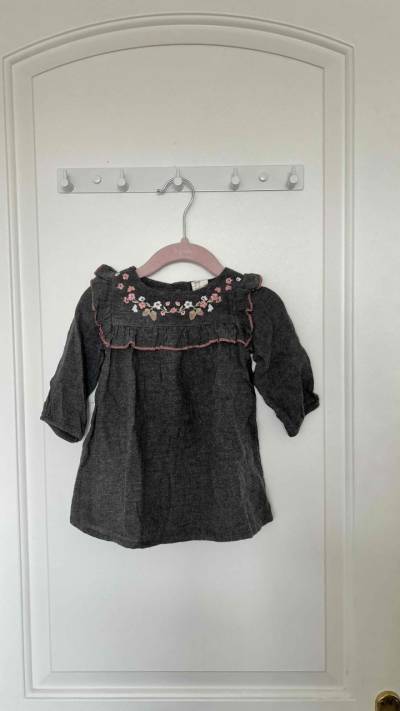 Vestido gris bordado niña 6 meses - miniatura 1
