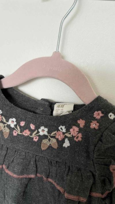 Vestido gris bordado niña 6 meses - miniatura 2
