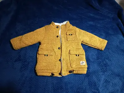 Abrigo infantil amarillo con capucha - miniatura 1
