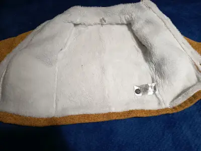 Abrigo infantil amarillo con capucha - miniatura 2