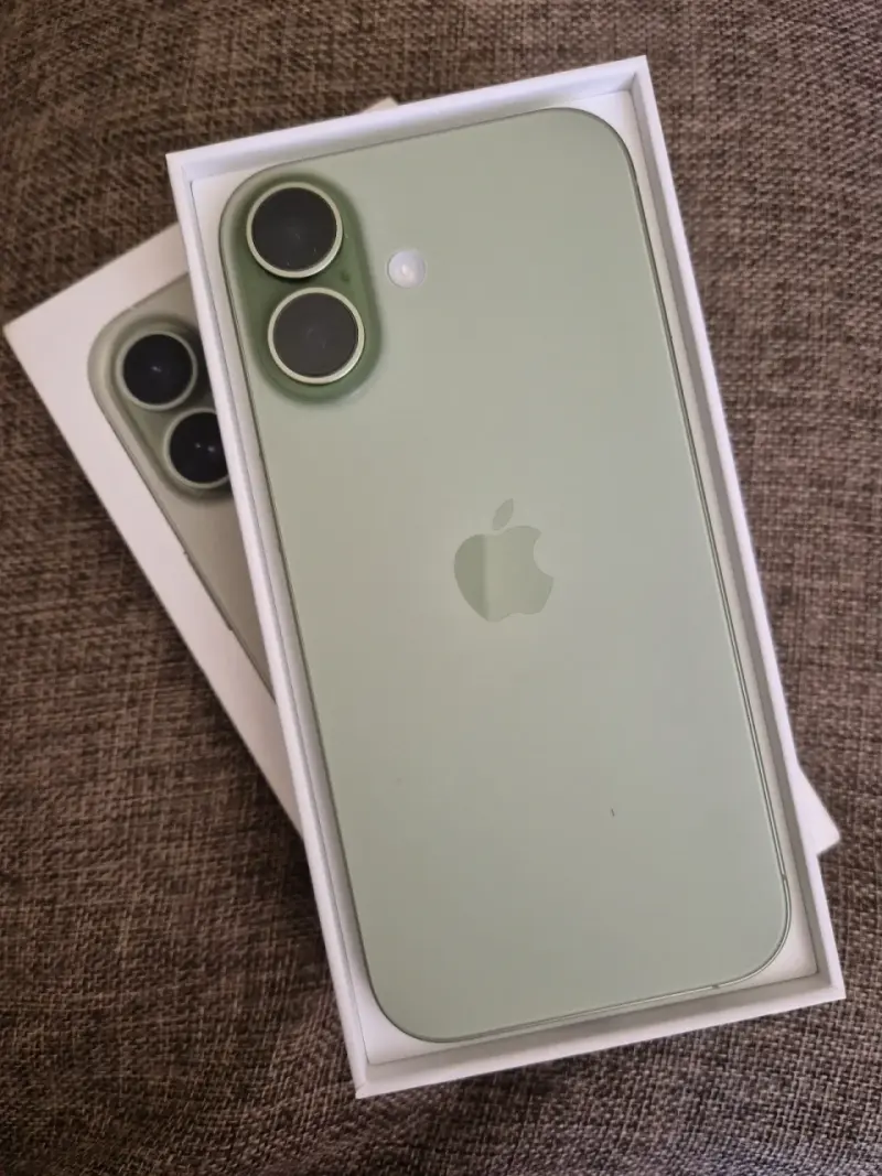 iPhone 17 verde en caja