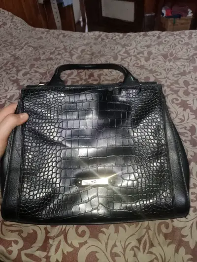 Cartera negra de cuero sintético - miniatura 1