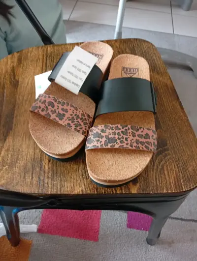 Sandalias planas con estampado animal - miniatura 1